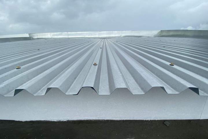 Optez pour la durabilité en choisissant le bac acier pour votre toiture.